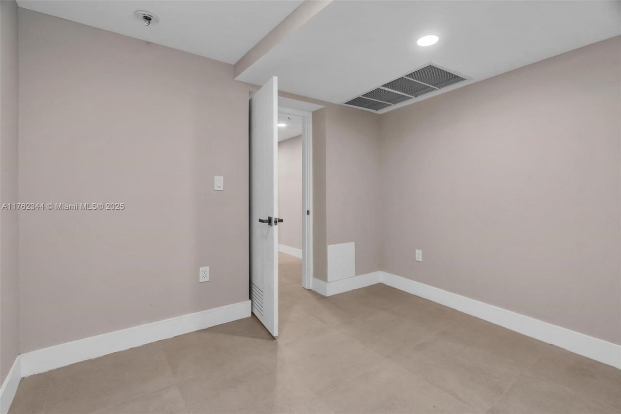 5255 Collins Ave, Unit 9B, Miami Beach, FL 33140 Photo