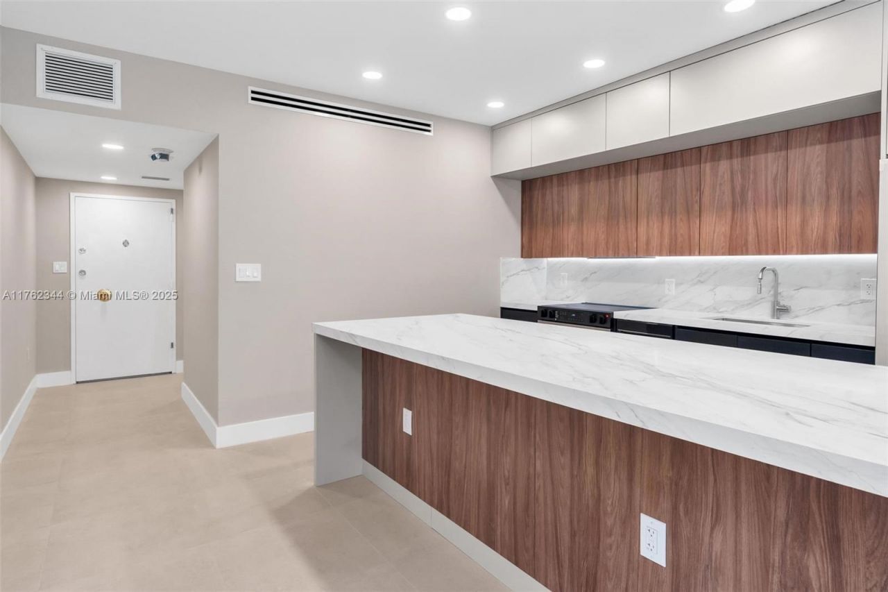 5255 Collins Ave, Unit 9B, Miami Beach, FL 33140 Photo