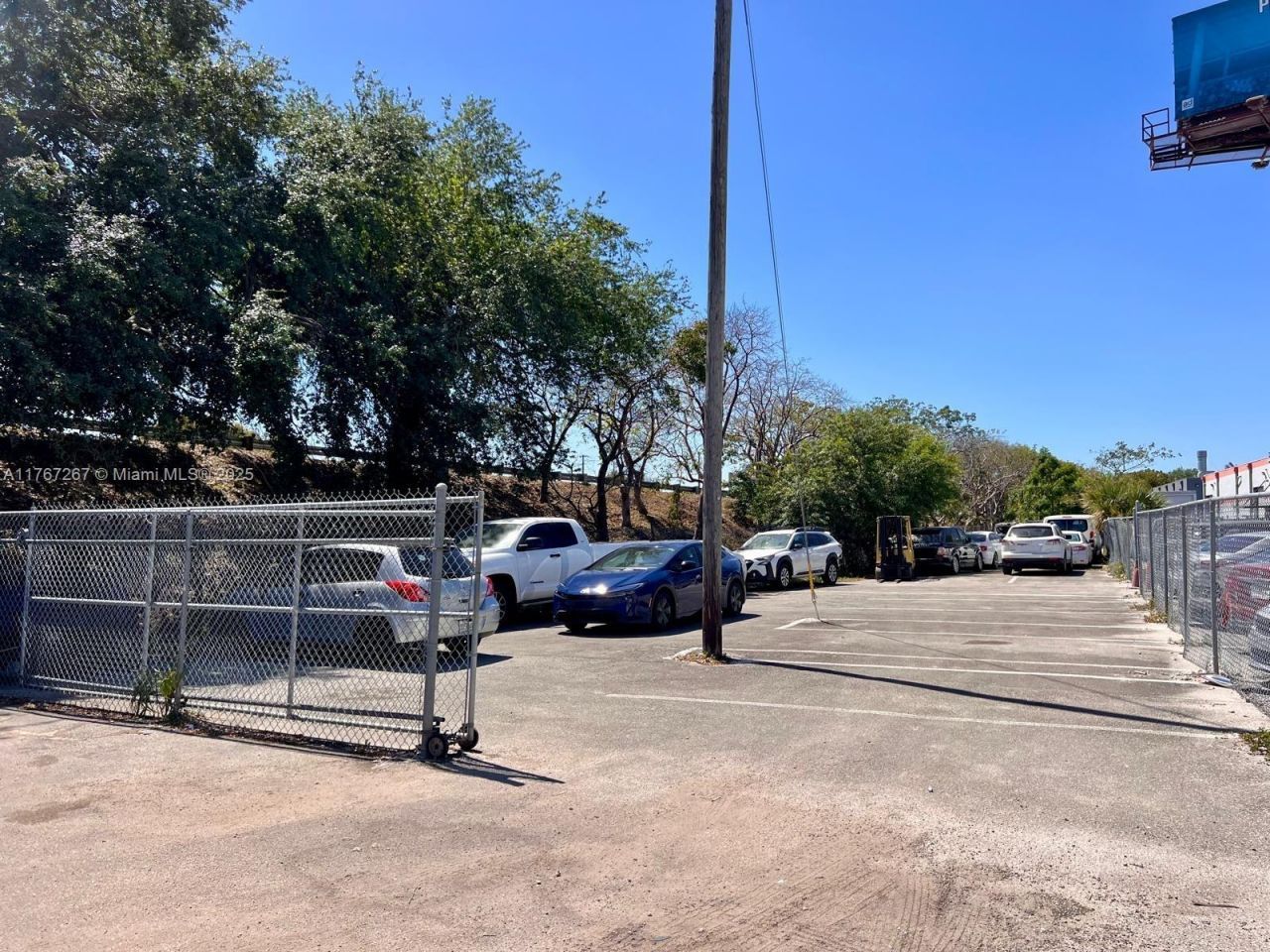 Body Shop Business For Sale, Hialeah, FL 33014 Photo