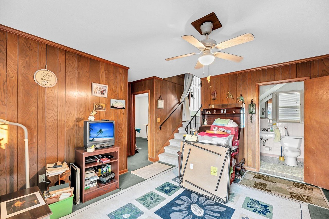 702 E Erie Avenue Photo 35