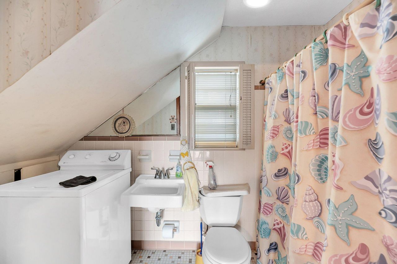 702 E Erie Avenue Photo 36