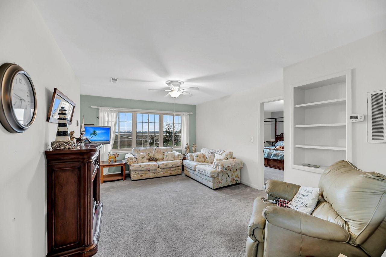 702 E Erie Avenue Photo 41