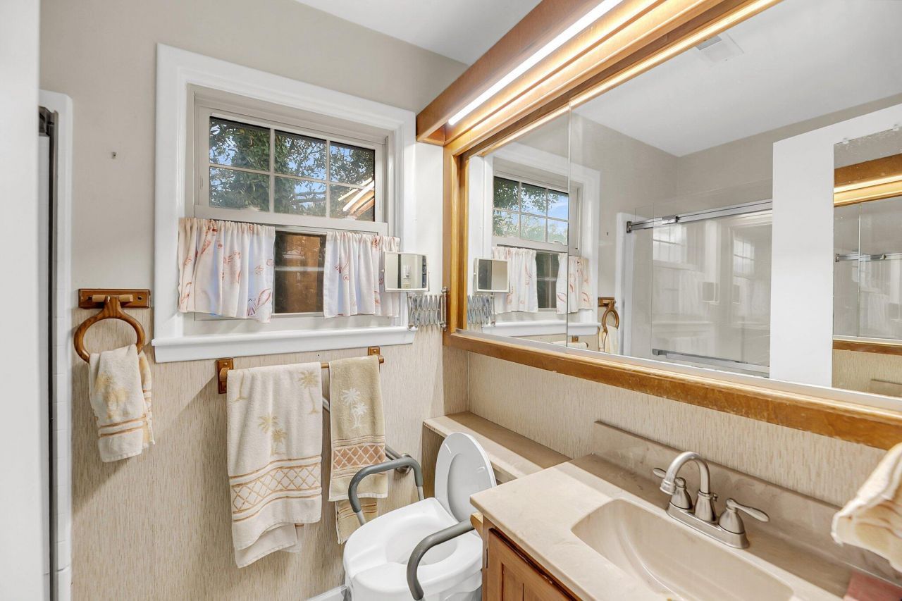 702 E Erie Avenue Photo 46