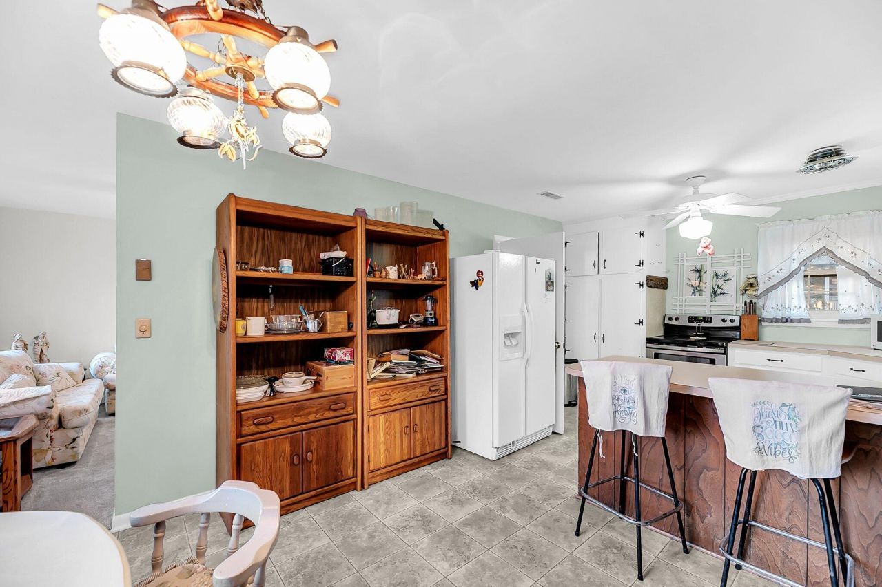 702 E Erie Avenue Photo 50