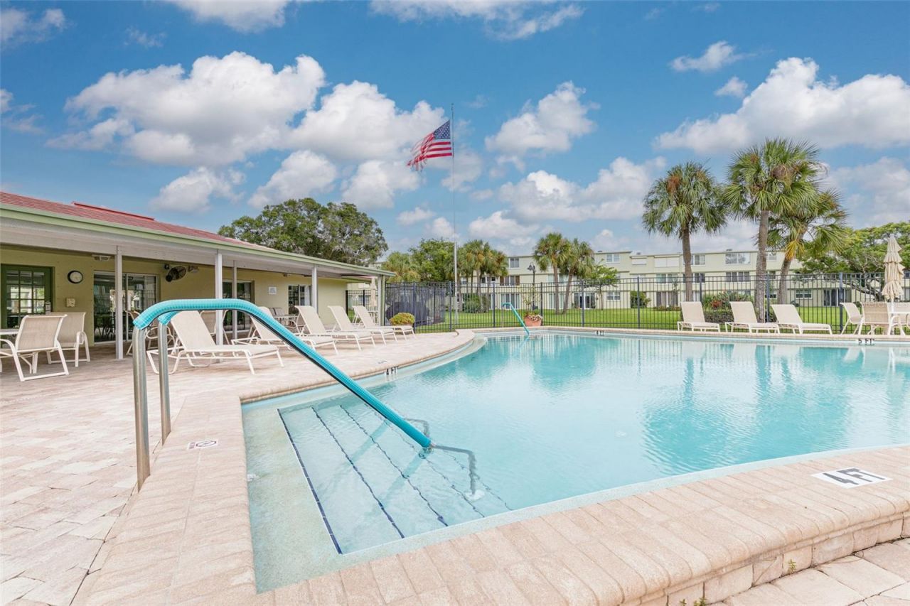 4885 1st Street Ne, Unit 305, Saint Petersburg, FL 33703 Photo