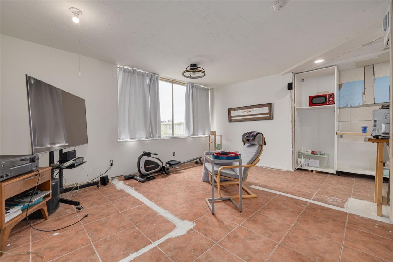 4885 1st Street Ne, Unit 305, Saint Petersburg, FL 33703 Photo