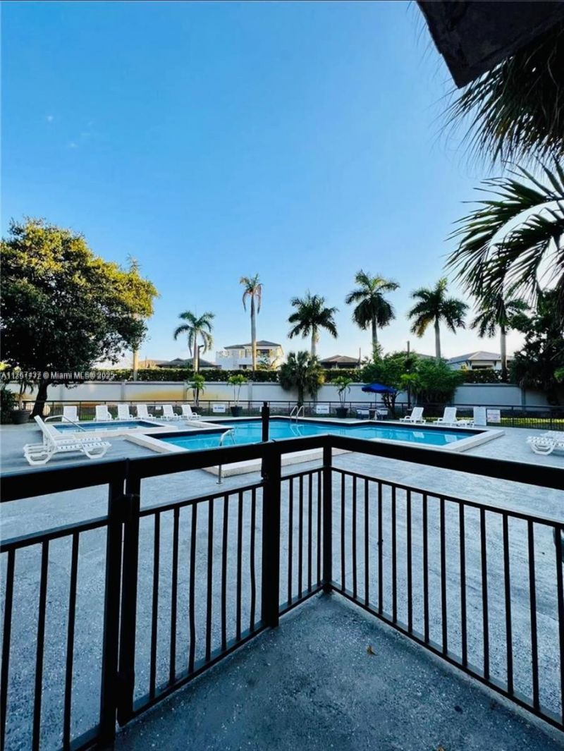 8290 Lake Dr, Unit 310, Doral, FL 33166 Photo