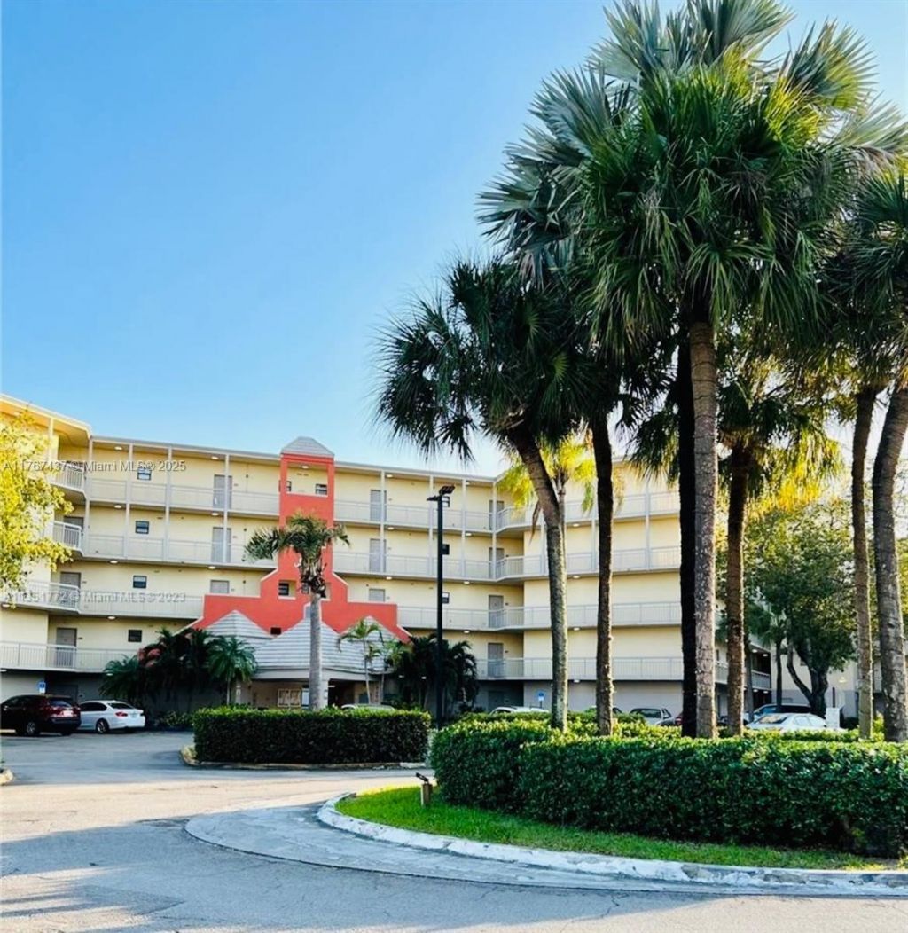 8290 Lake Dr, Unit 310, Doral, FL 33166 Photo