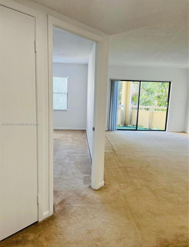 8290 Lake Dr, Unit 310, Doral, FL 33166 Photo