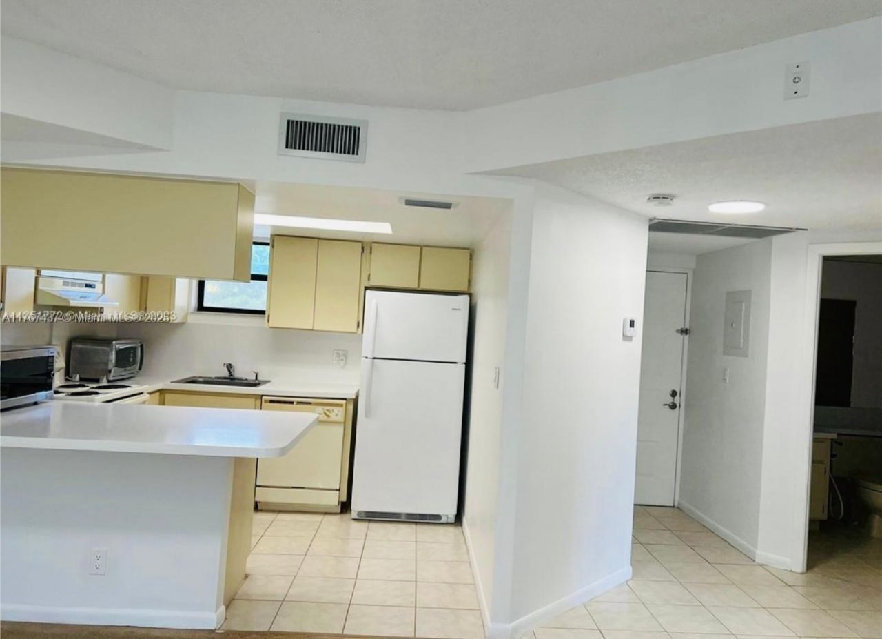 8290 Lake Dr, Unit 310, Doral, FL 33166 Photo