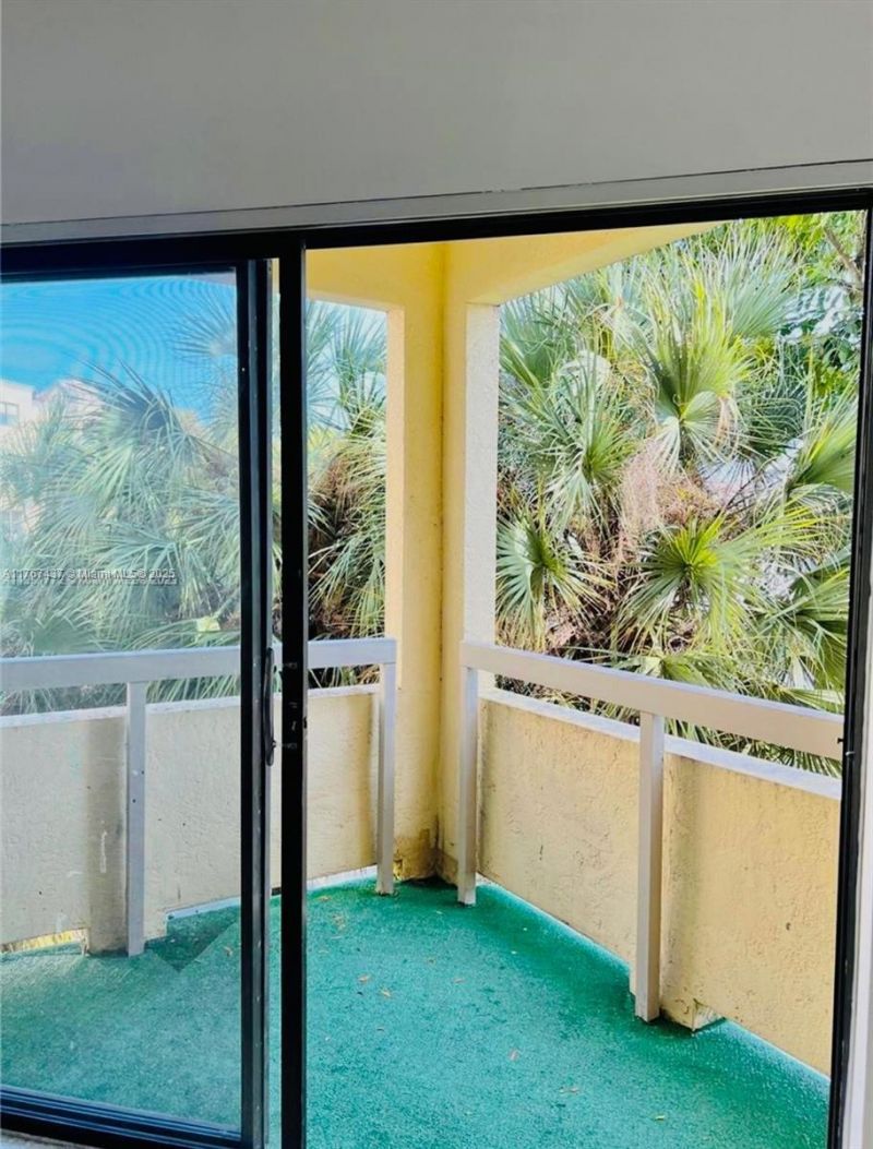 8290 Lake Dr, Unit 310, Doral, FL 33166 Photo