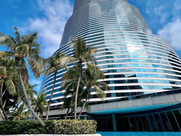 100 SE 2 ST, Unit 2000, Miami, FL 33131