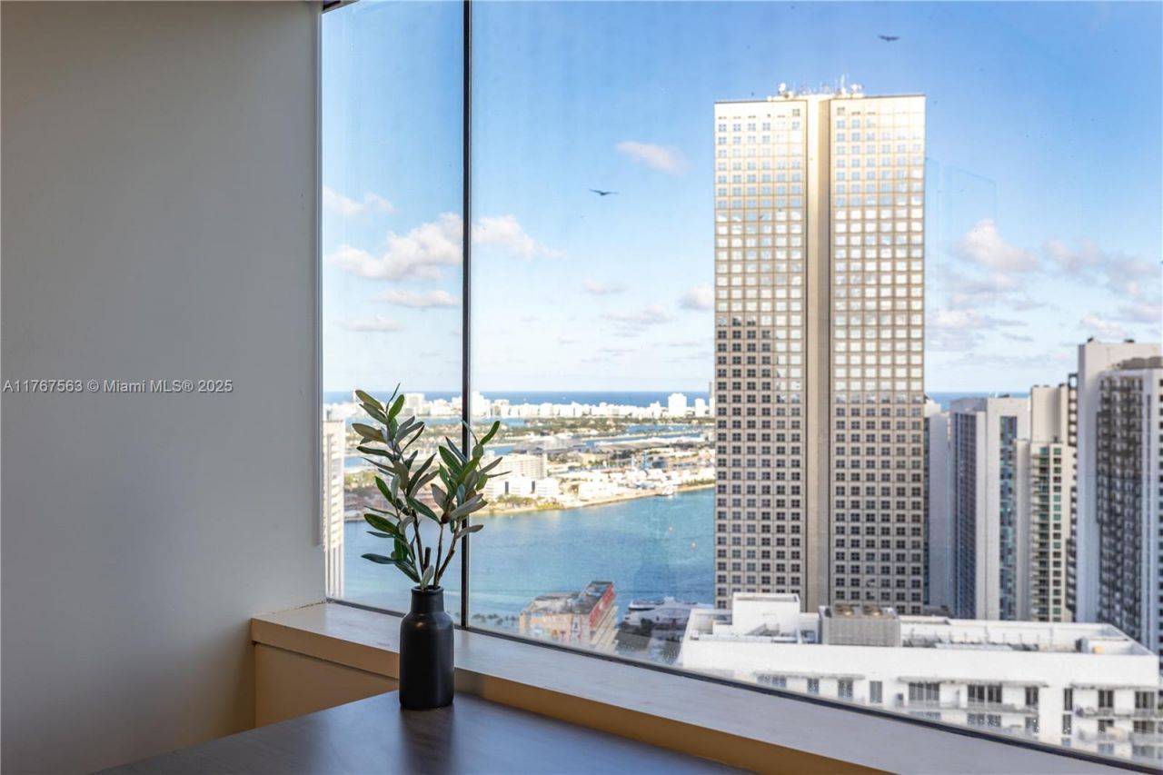 100 SE 2 St, Unit 2000, Miami, FL 33131 Photo