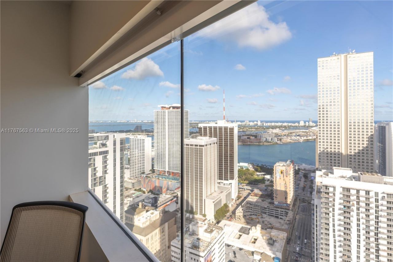 100 SE 2 St, Unit 2000, Miami, FL 33131 Photo