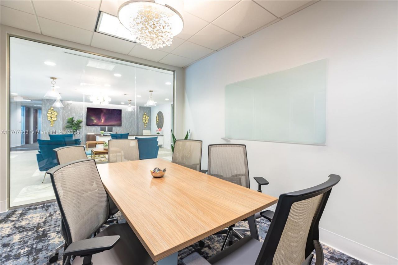 100 SE 2 St, Unit 2000, Miami, FL 33131 Photo