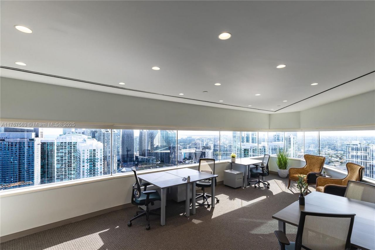 100 SE 2 St, Unit 2000, Miami, FL 33131 Photo