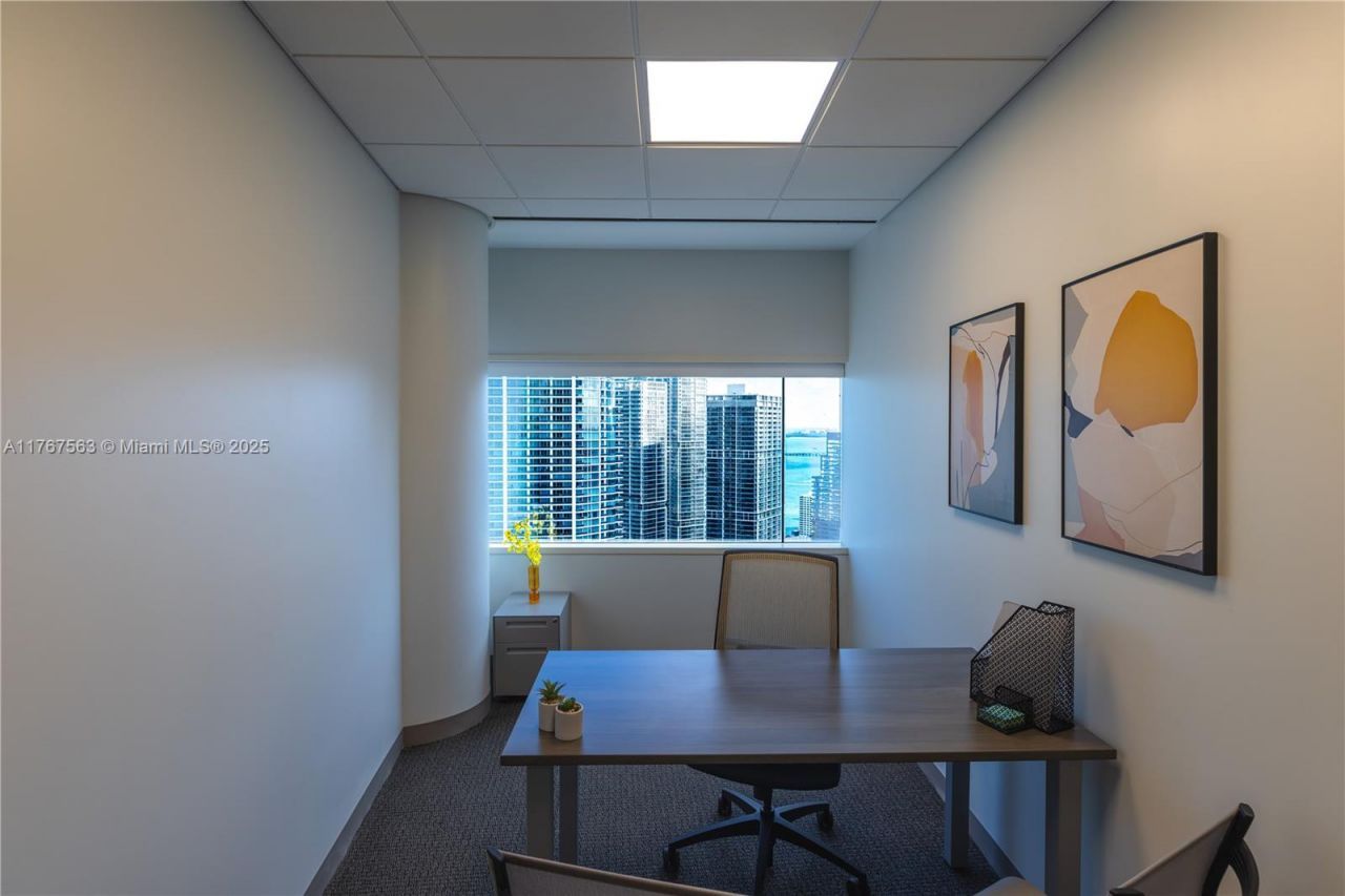 100 SE 2 St, Unit 2000, Miami, FL 33131 Photo