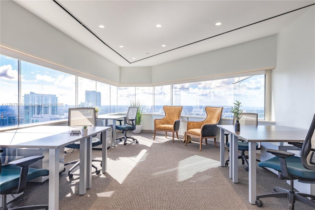 100 SE 2 St, Unit 2000, Miami, FL 33131 Photo