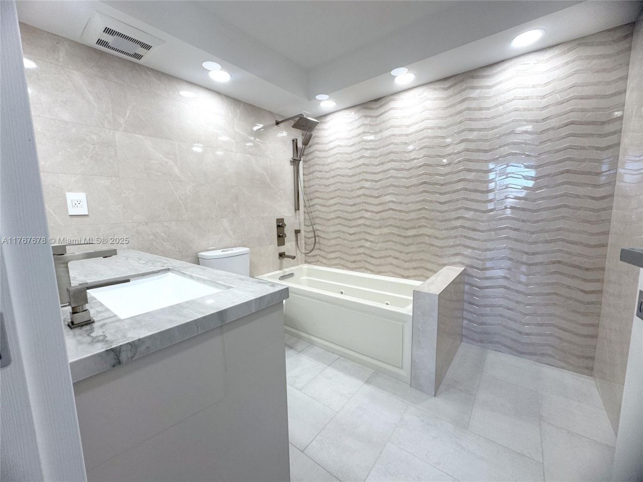 230 174th St, Unit 1015, Sunny Isles Beach, FL 33160 Photo