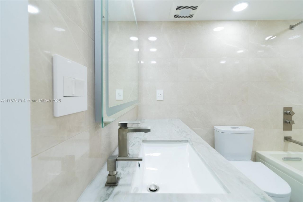 230 174th St, Unit 1015, Sunny Isles Beach, FL 33160 Photo