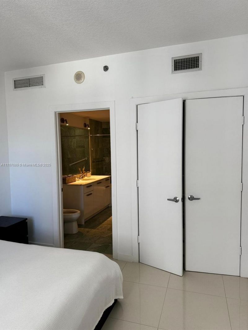 1050 Brickell Ave, Unit 2908, Miami, FL 33131 Photo