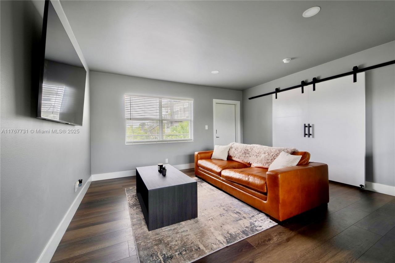 609 NE 13th Ave, Unit 302, Fort Lauderdale, FL 33304 Photo