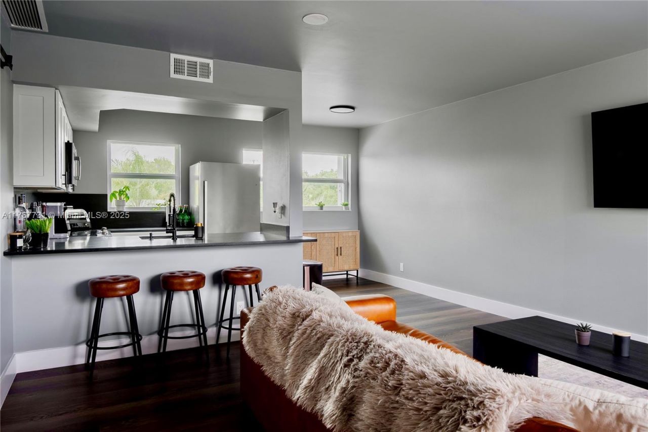 609 NE 13th Ave, Unit 302, Fort Lauderdale, FL 33304 Photo