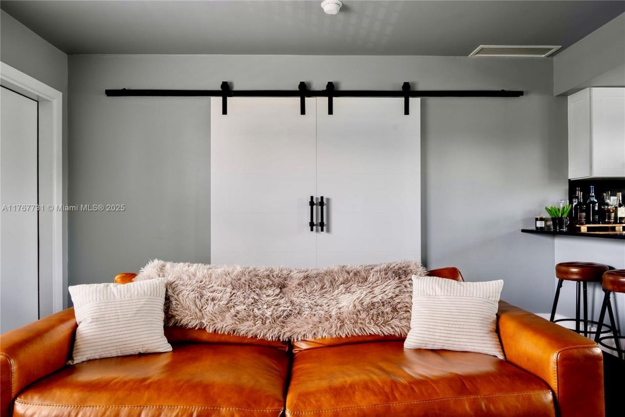 609 NE 13th Ave, Unit 302, Fort Lauderdale, FL 33304 Photo