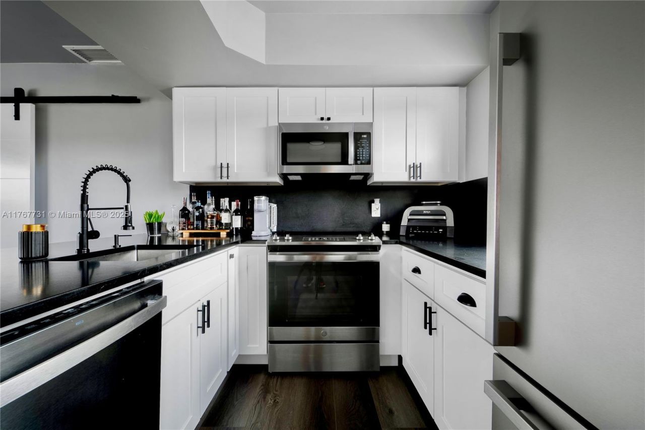 609 NE 13th Ave, Unit 302, Fort Lauderdale, FL 33304 Photo