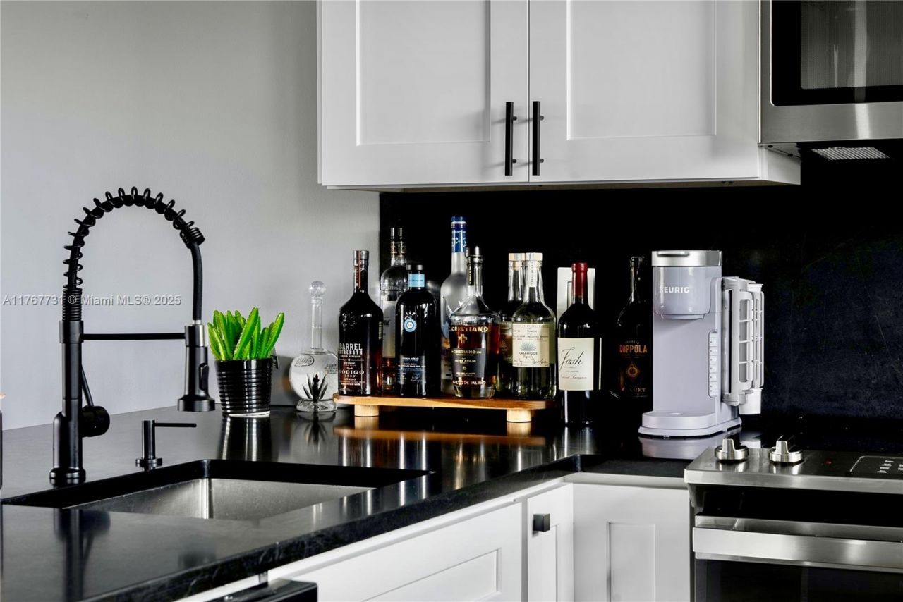 609 NE 13th Ave, Unit 302, Fort Lauderdale, FL 33304 Photo