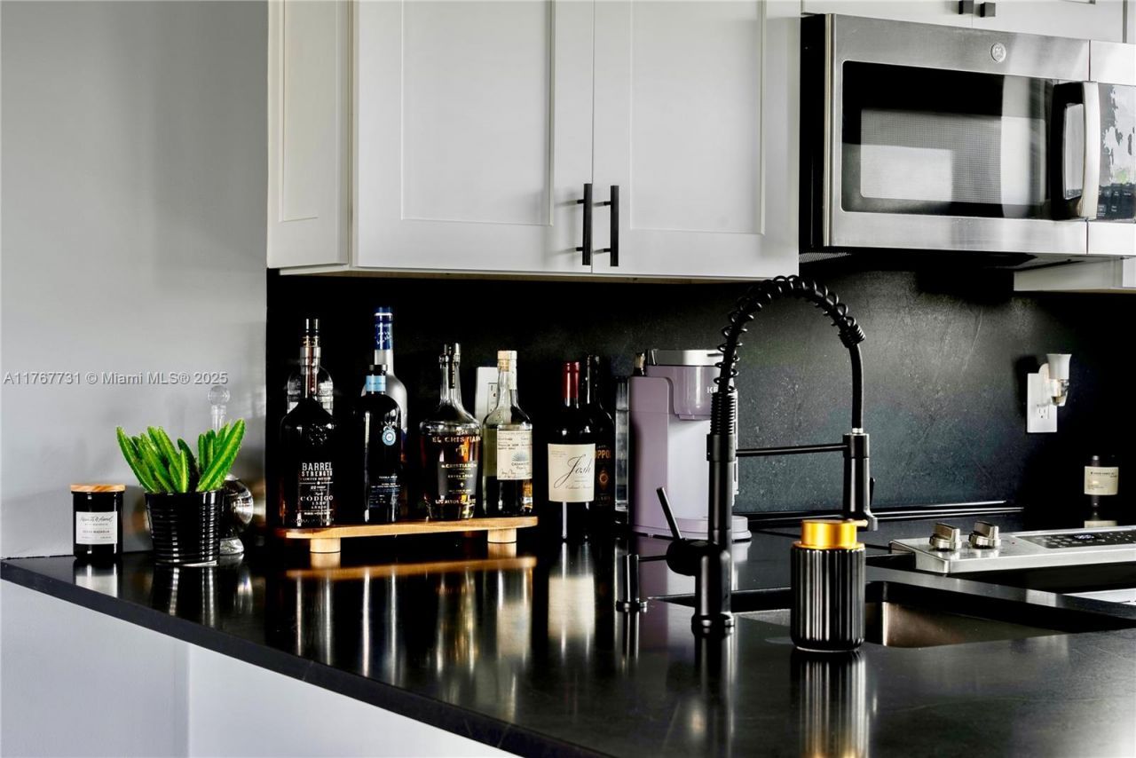 609 NE 13th Ave, Unit 302, Fort Lauderdale, FL 33304 Photo