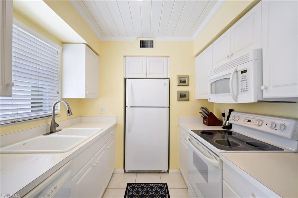 286 4th St S, Unit 203, Naples, FL 34102 Photo