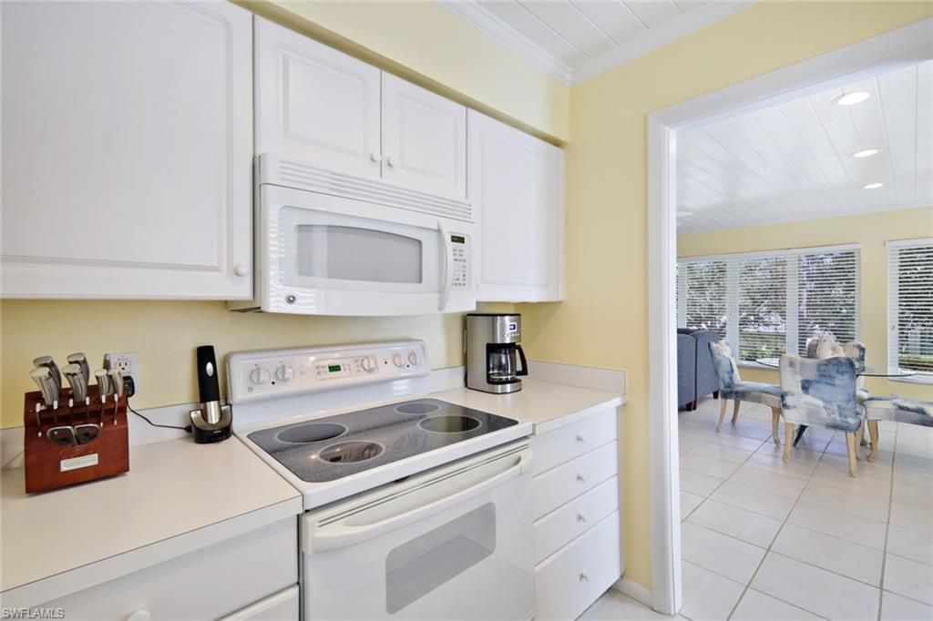 286 4th St S, Unit 203, Naples, FL 34102 Photo
