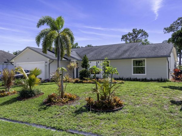 932 SE Damask Avenue, Port St. Lucie, FL 34983