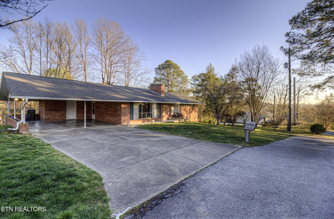 211 N Riverview Circle, Sevierville, TN 37862 Main Photo