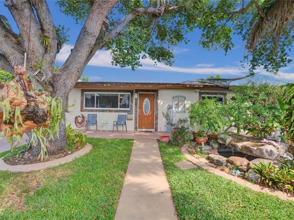 7825 NW 174th St, Hialeah, FL 33015