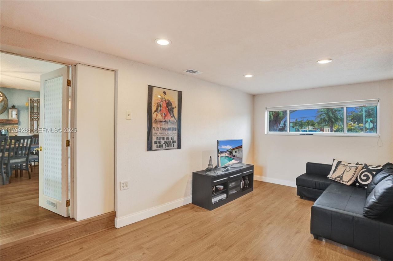 7825 NW 174th St, Hialeah, FL 33015 Photo