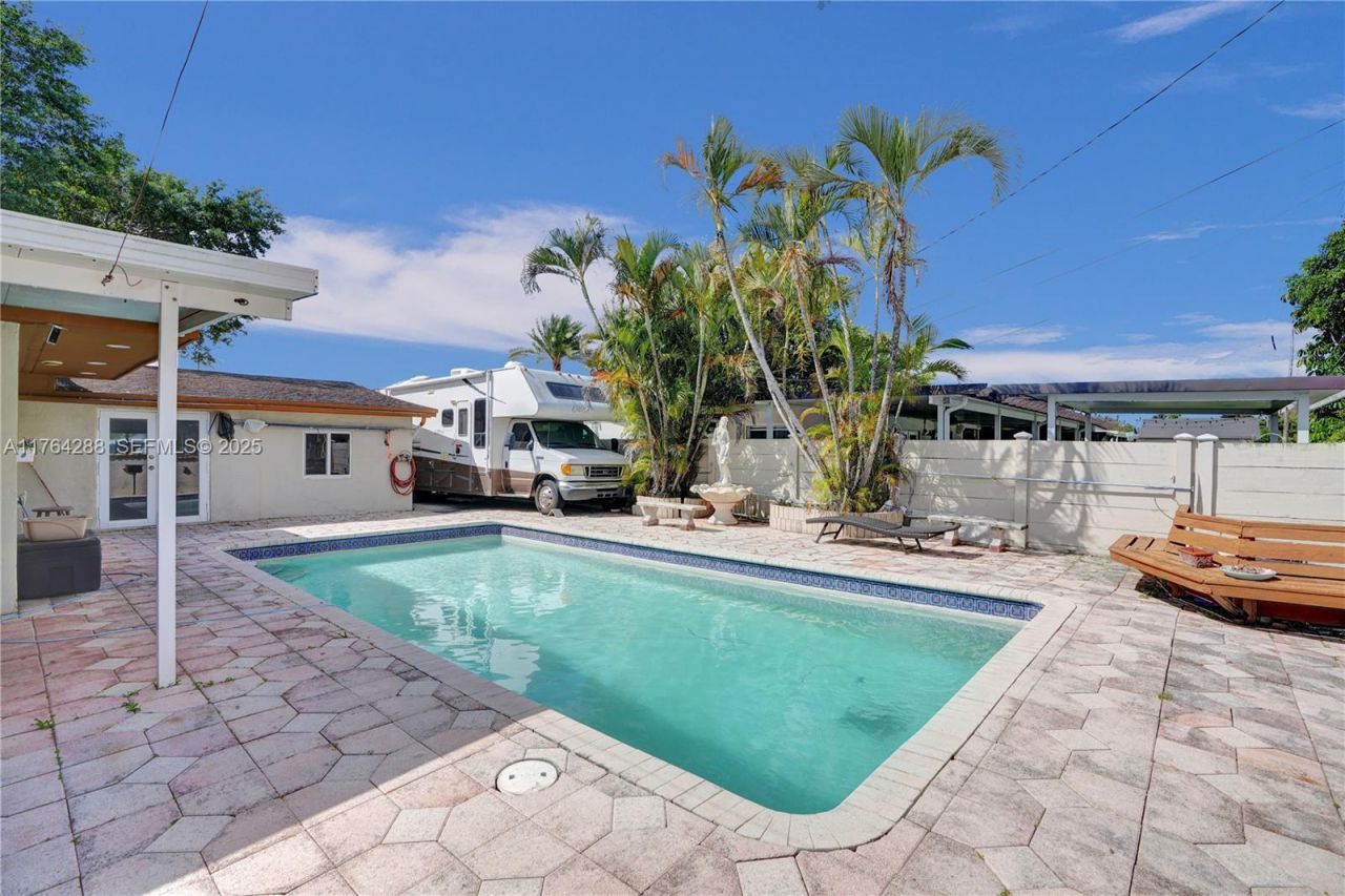 7825 NW 174th St, Hialeah, FL 33015 Photo