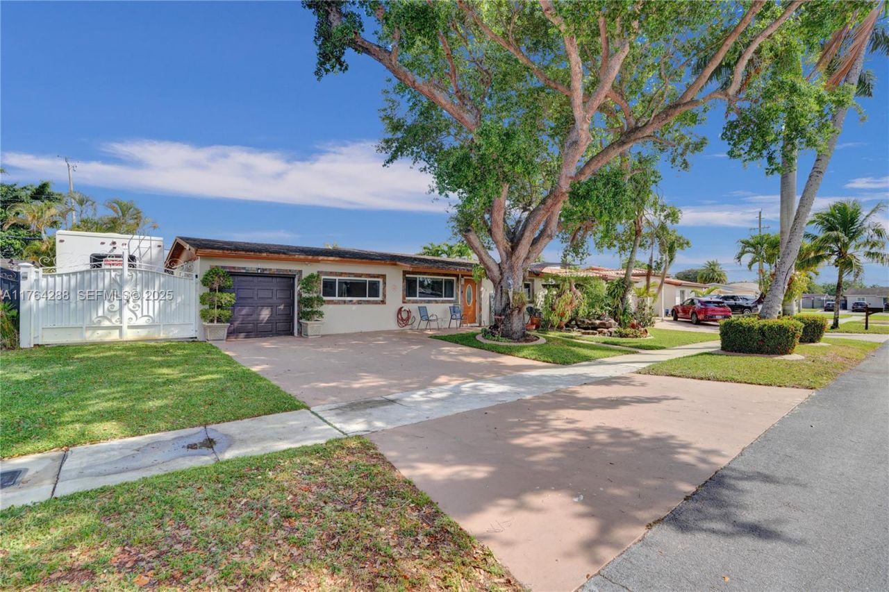 7825 NW 174th St, Hialeah, FL 33015 Photo