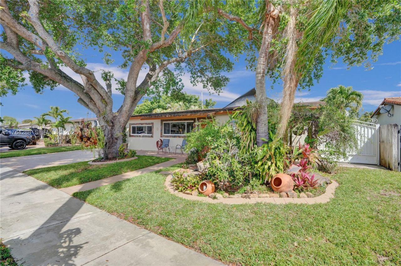 7825 NW 174th St, Hialeah, FL 33015 Photo