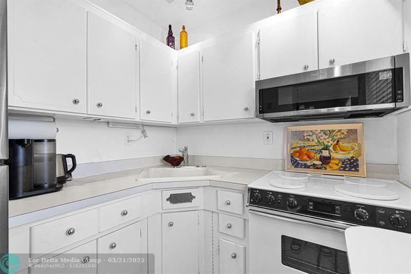 1900 NE 8th Court, Unit 307, Fort Lauderdale, FL 33304 Photo