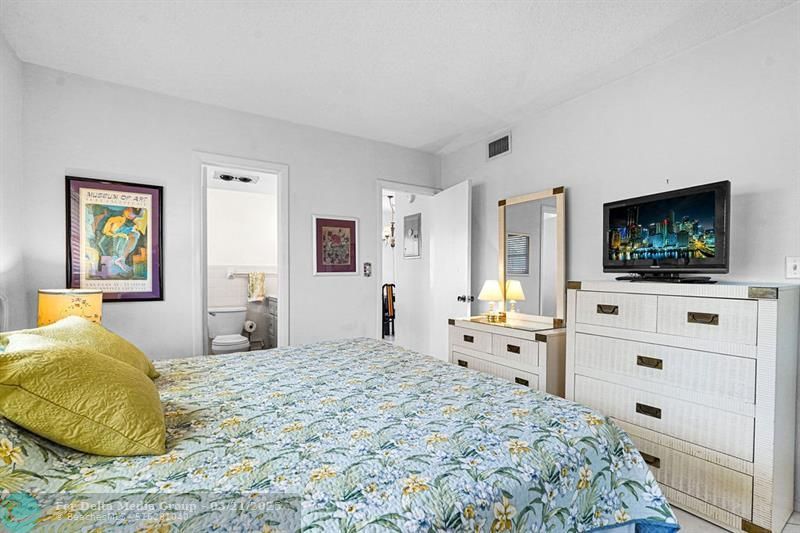 1900 NE 8th Court, Unit 307, Fort Lauderdale, FL 33304 Photo