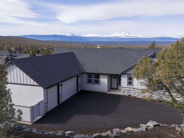 1014 Highland View Loop, Redmond, OR 97756