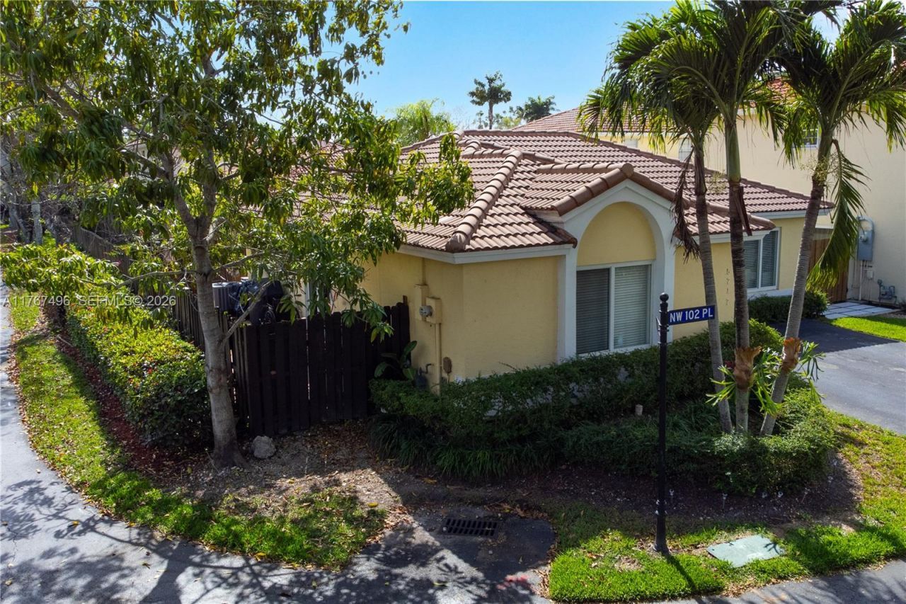 5717 NW 102nd Pl, Doral, FL 33178 Photo