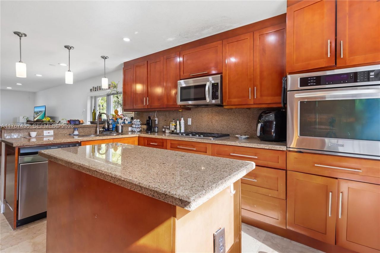 5717 NW 102nd Pl, Doral, FL 33178 Photo