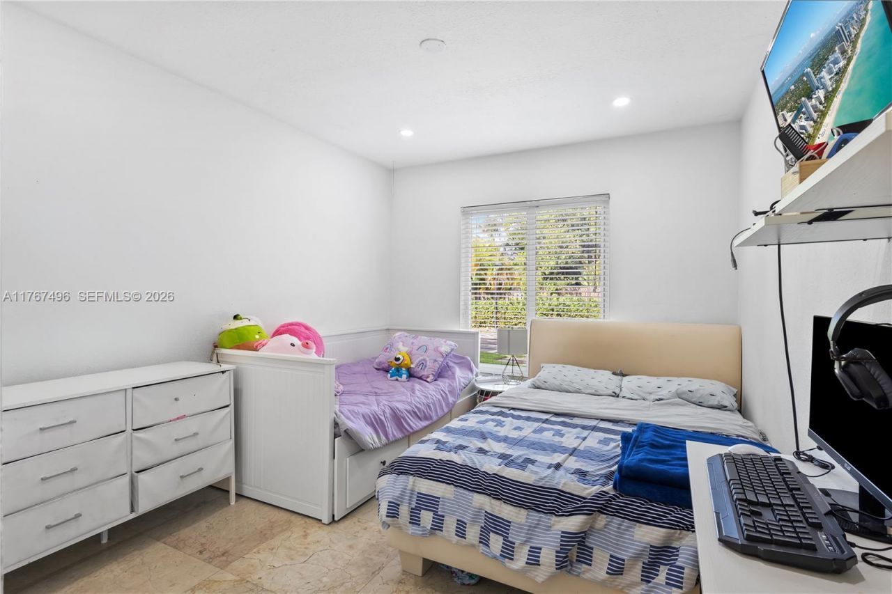 5717 NW 102nd Pl, Doral, FL 33178 Photo