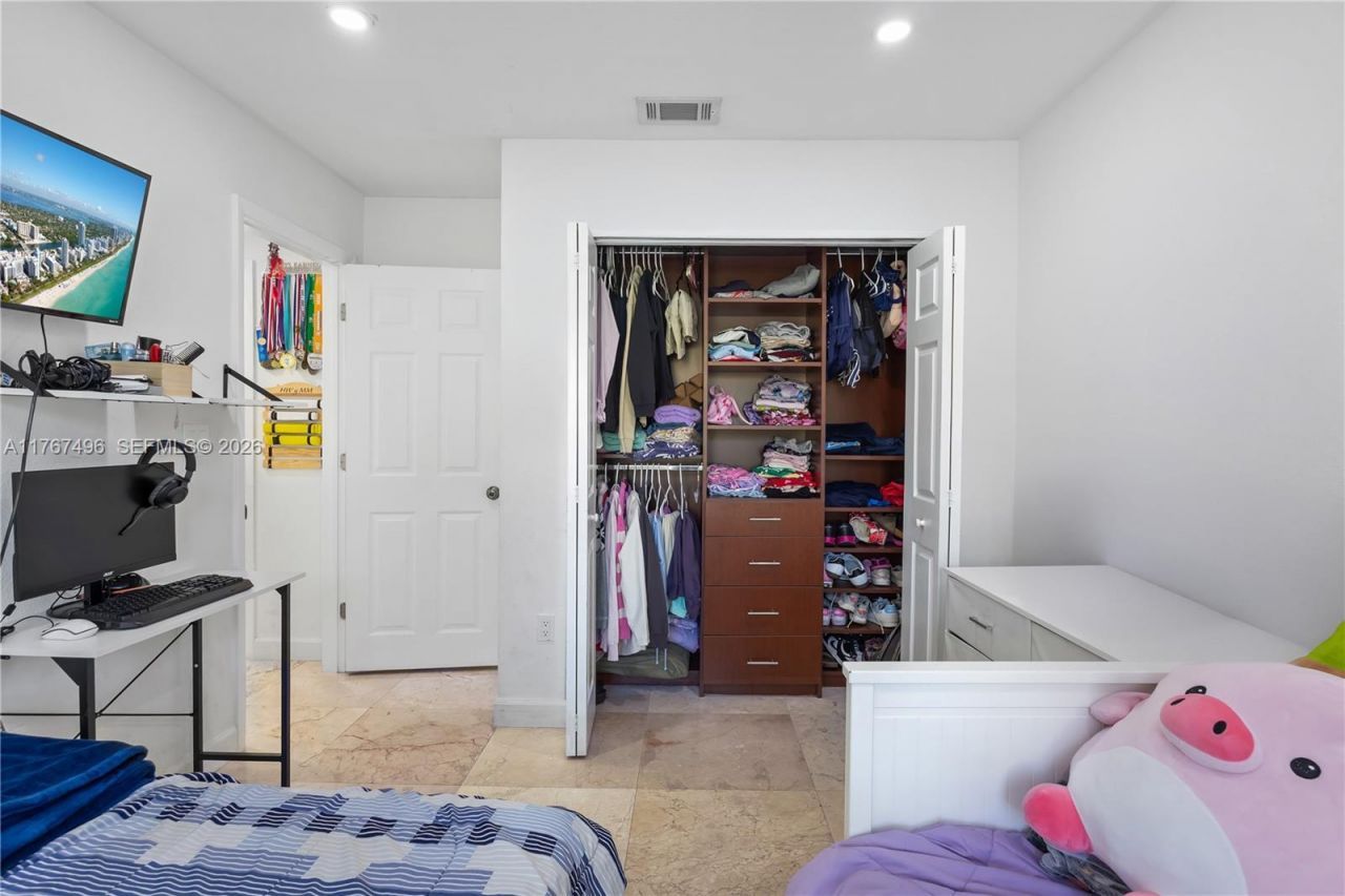 5717 NW 102nd Pl, Doral, FL 33178 Photo