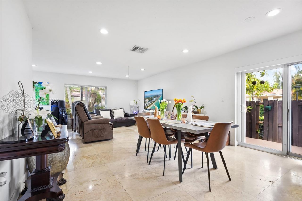 5717 NW 102nd Pl, Doral, FL 33178 Photo