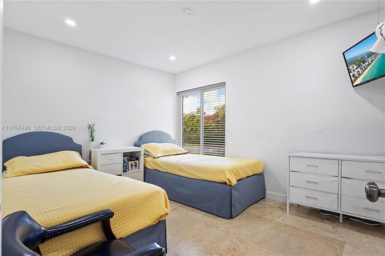 5717 NW 102nd Pl, Doral, FL 33178 Photo