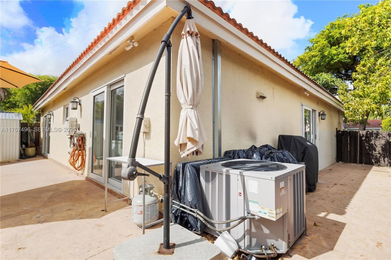 5717 NW 102nd Pl, Doral, FL 33178 Photo